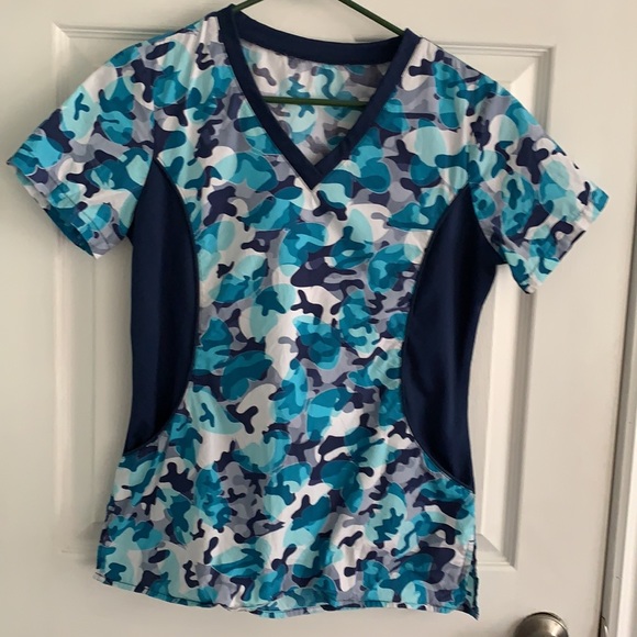 Scrub tops size small - Picture 7 of 10